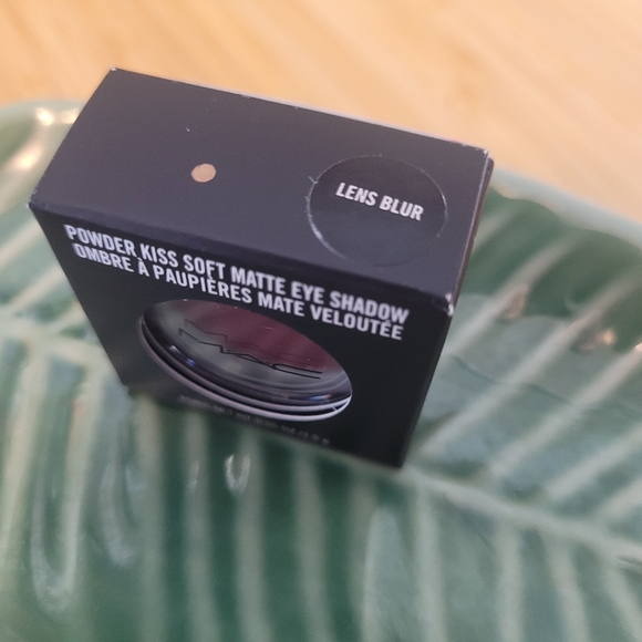 Mac cosmetics POWDER KISS SOFT MATTE EYESHADOW in lens blur - Picture 3 of 8